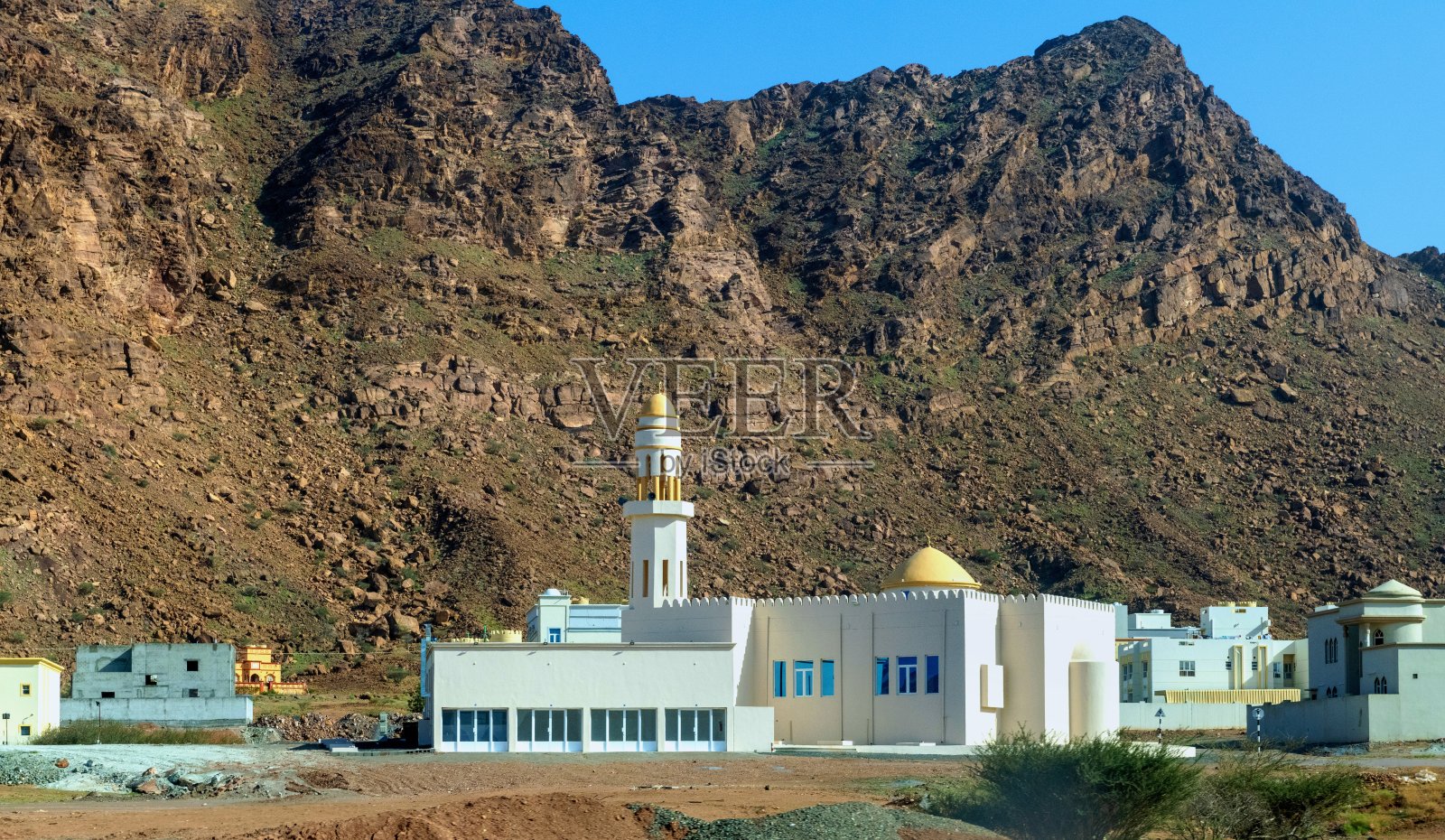 阿曼山脉中的清真寺照片摄影图片
