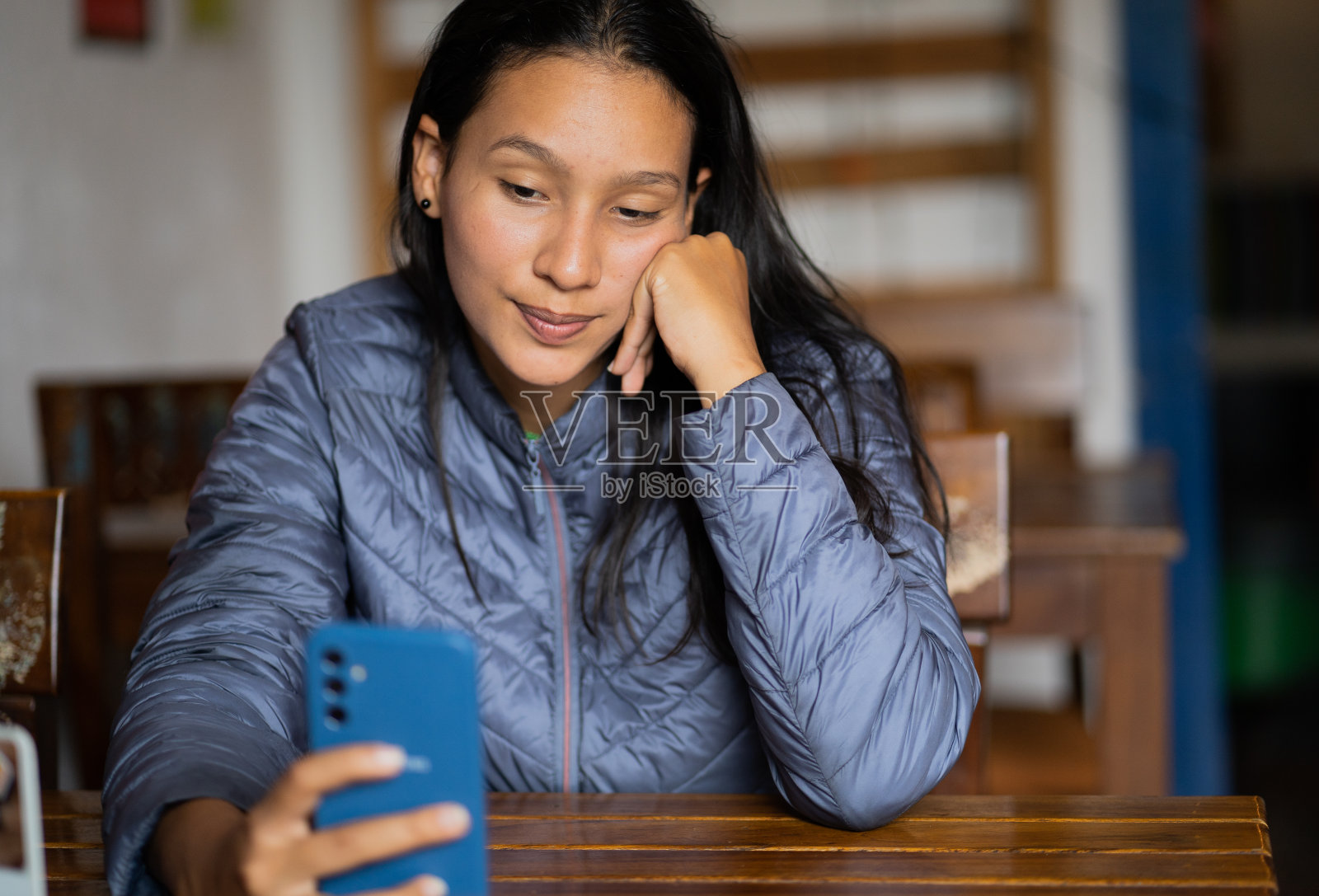 年轻女子正在用手机自拍照片摄影图片