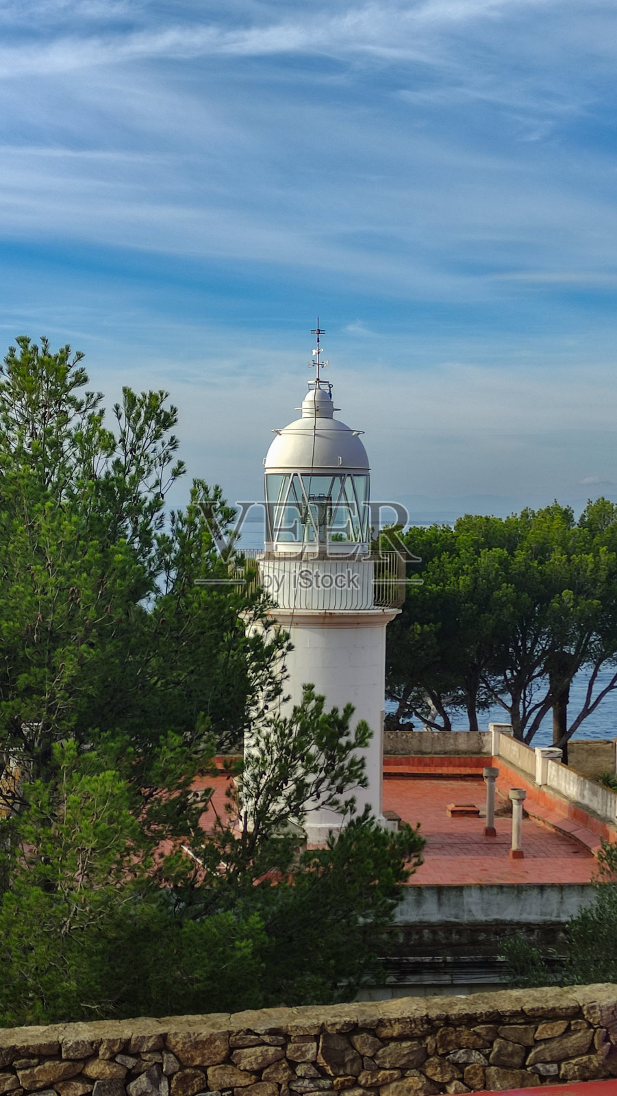 加泰罗尼亚玫瑰湾海上码头上的灯塔。西班牙照片摄影图片