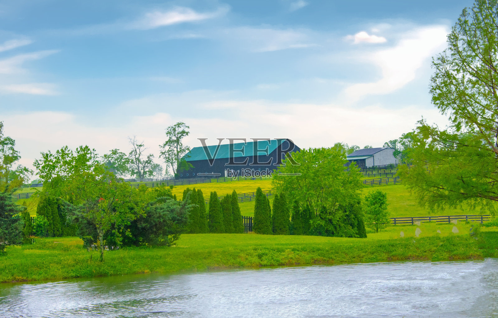 有池塘和栅栏的谷仓-列克星敦，肯塔基州照片摄影图片