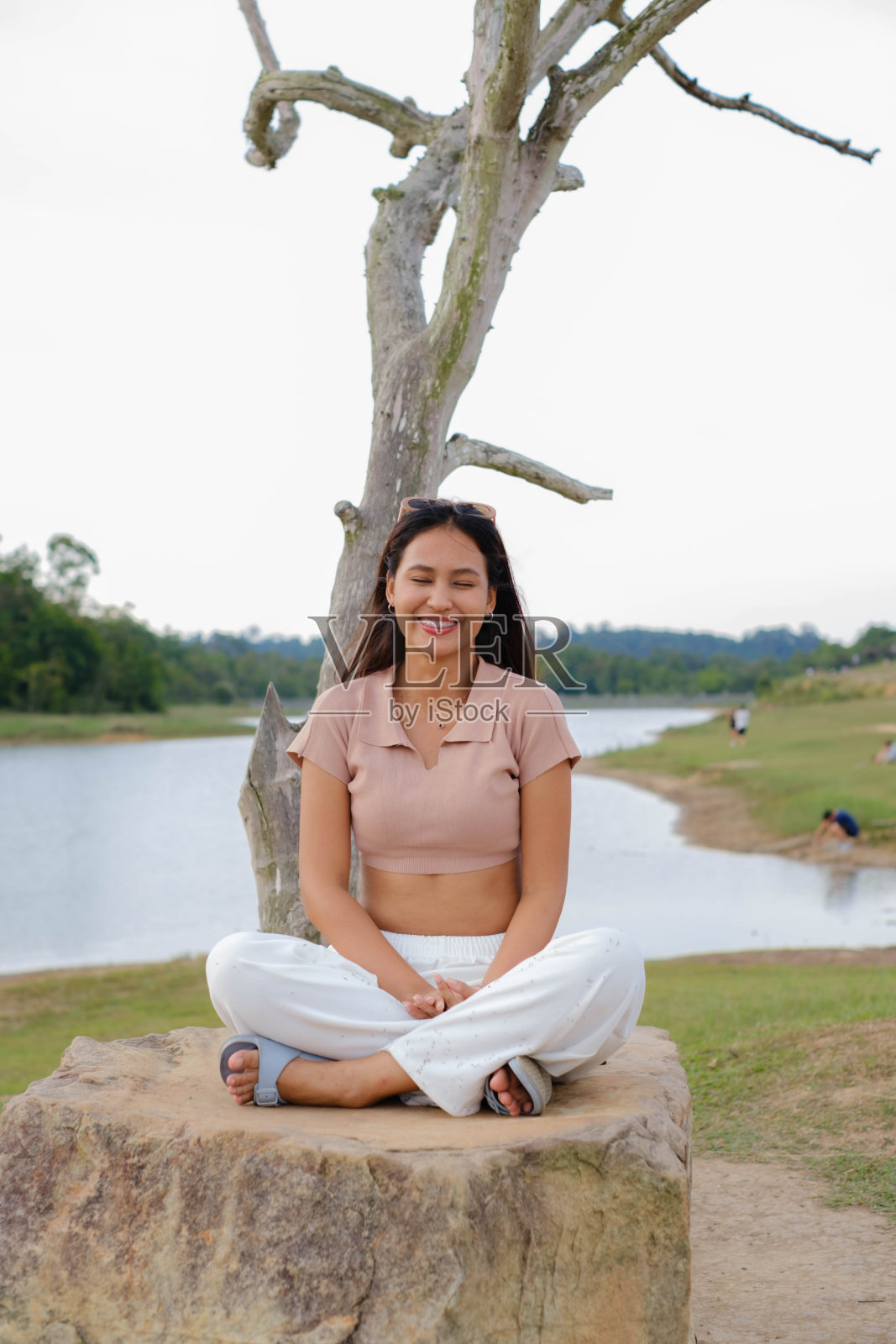 年轻的亚洲女子在树下玩耍照片摄影图片
