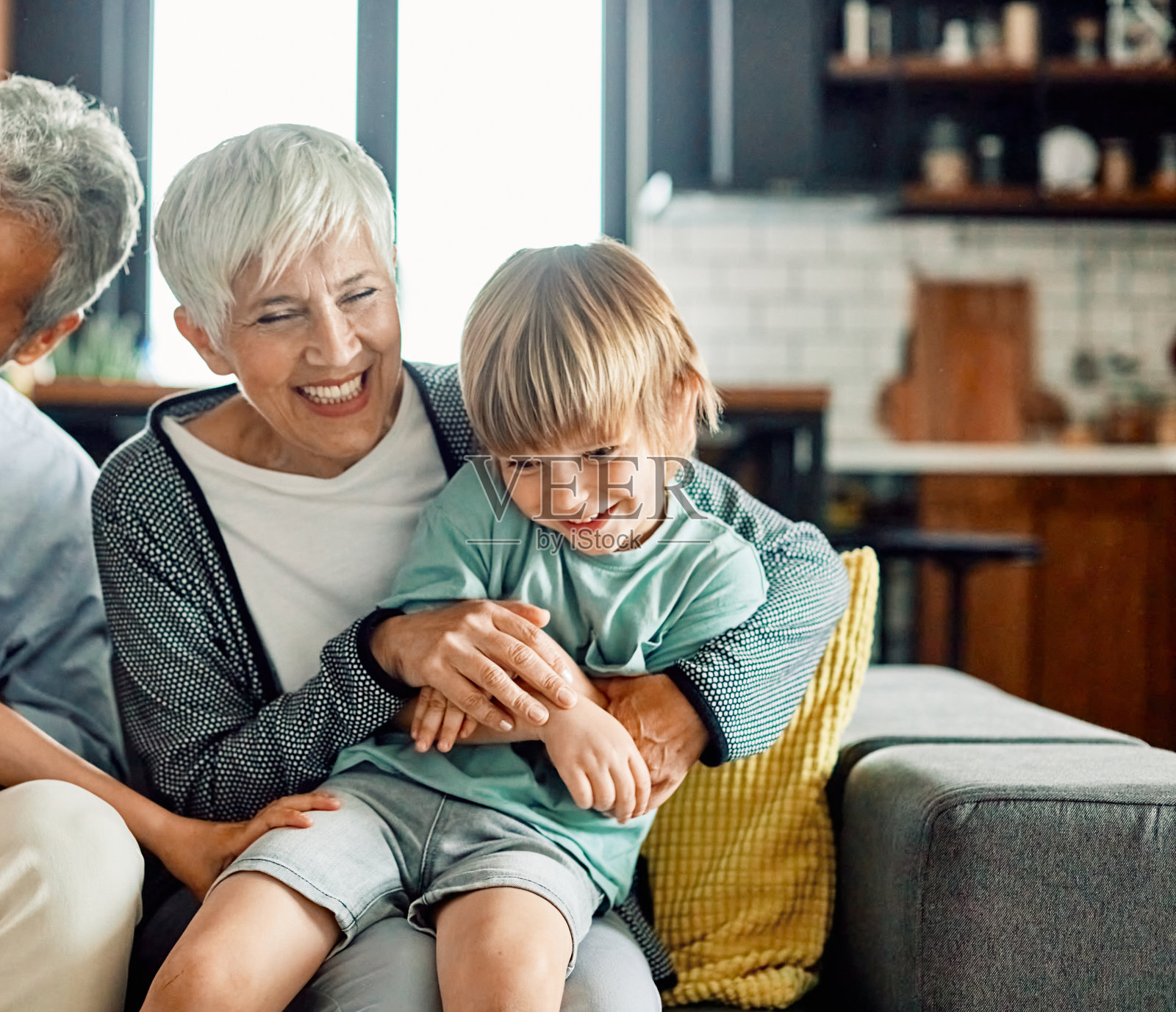孙子，孙女，家庭，孩子，祖父母，祖父，快乐在一起，祖母，女孩，高级，男孩，读书，教育，孙女，孙子，沙发照片摄影图片