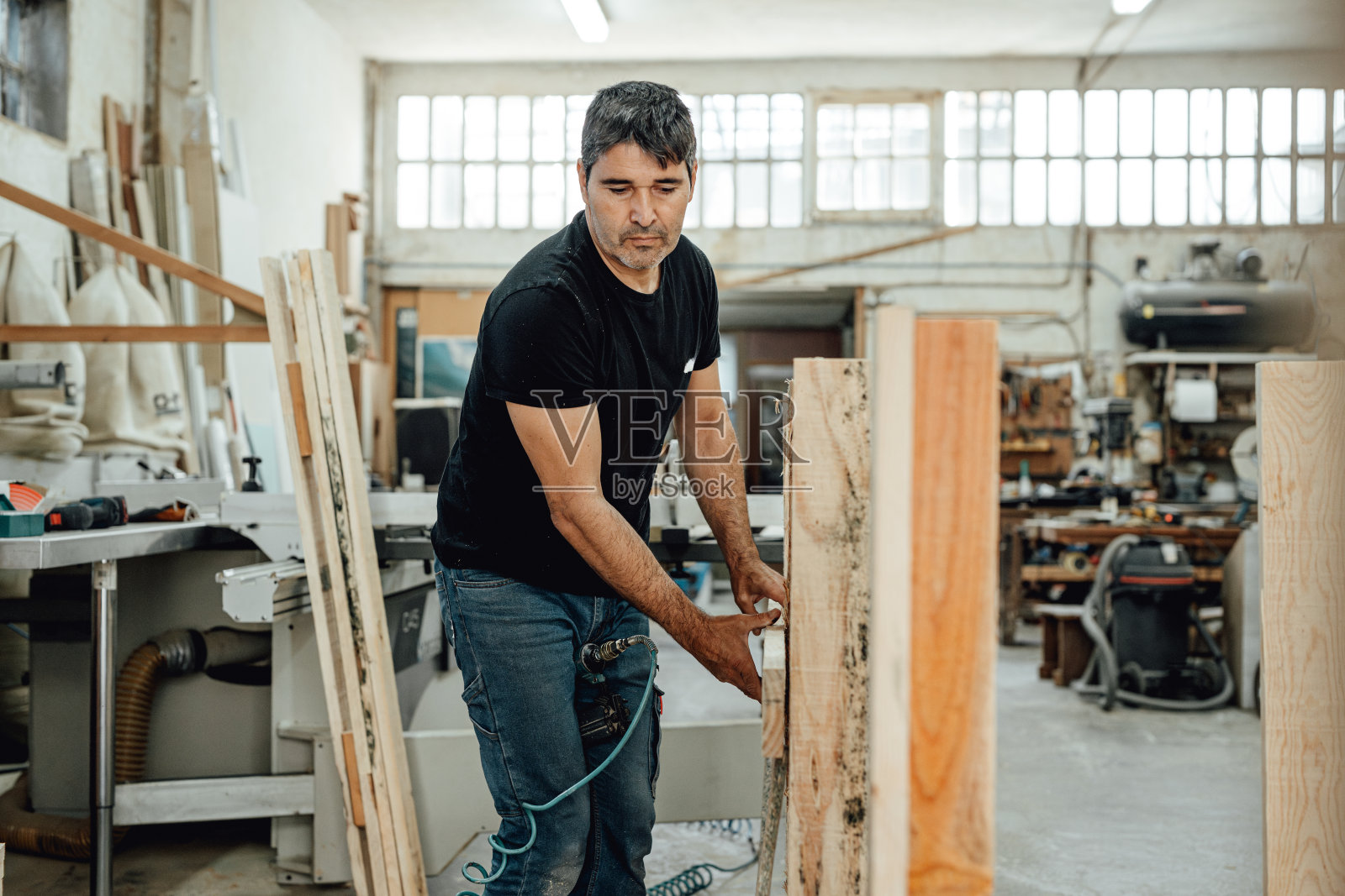 在车间里摆弄木头的工匠照片摄影图片