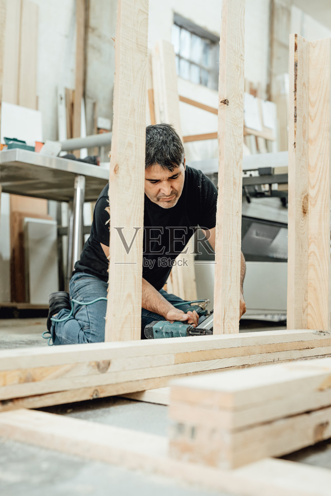 在车间里摆弄木头的工匠照片摄影图片