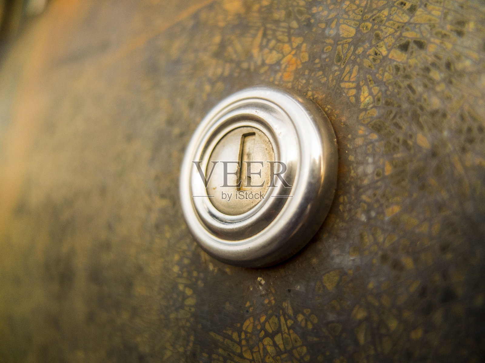 生锈的车门上的旧车门钥匙锁照片摄影图片