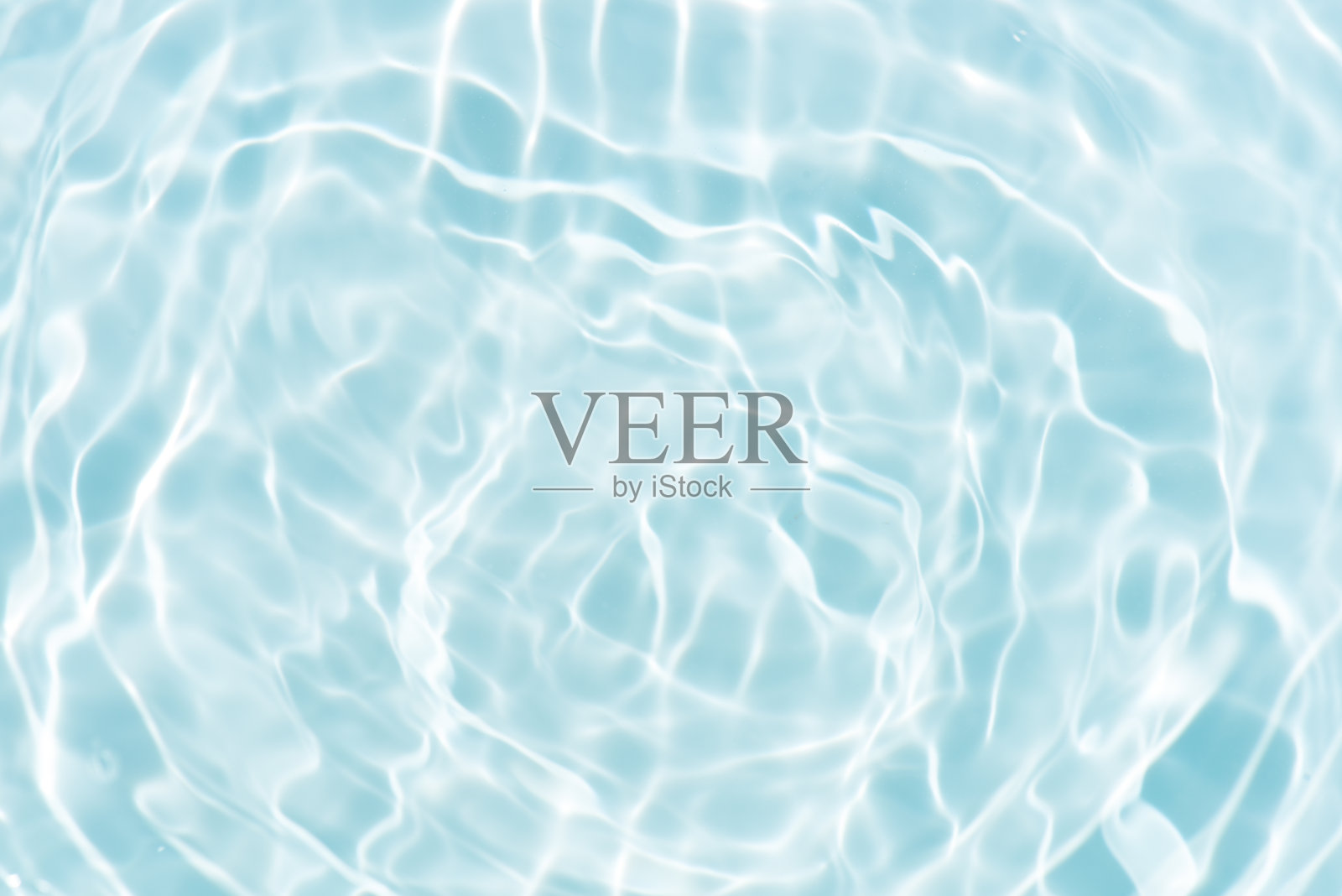 蓝蓝的水面上泛起涟漪。散焦模糊透明蓝色透明平静水面纹理与飞溅和气泡。水波与闪亮的图案纹理背景。照片摄影图片