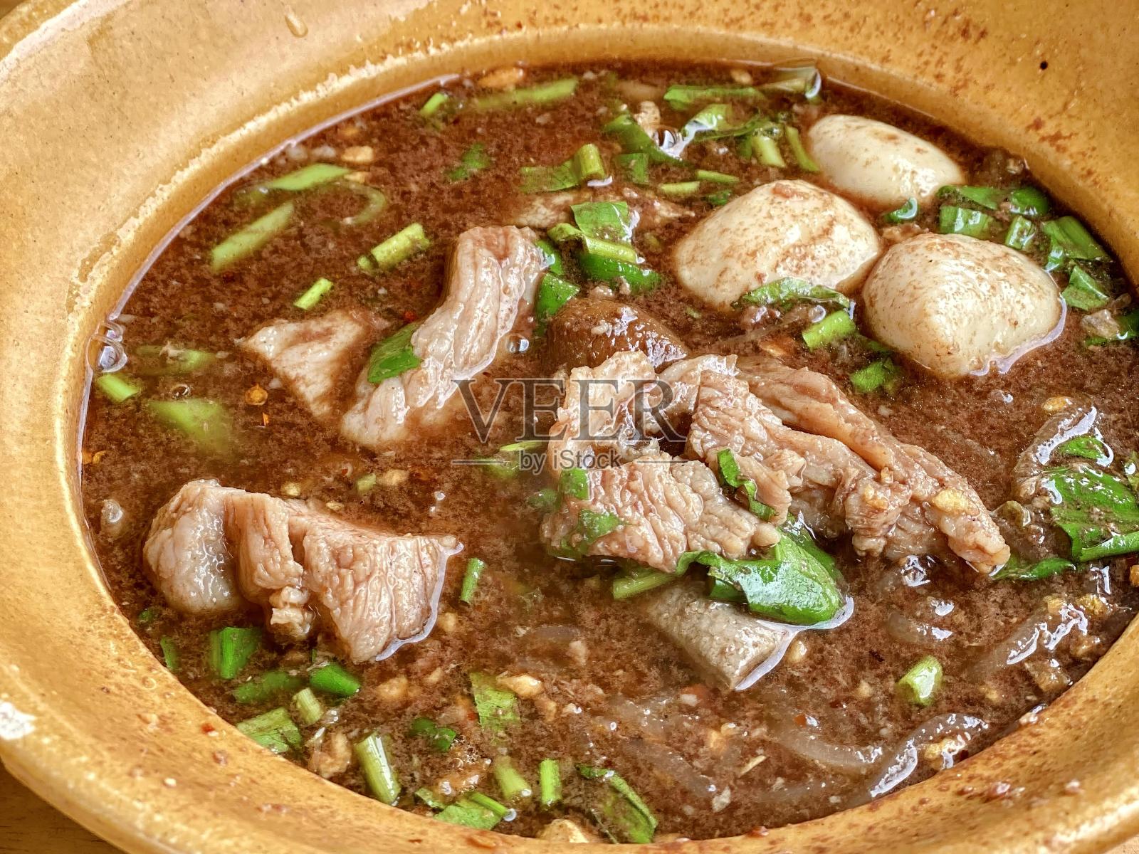 一碗炖肉和蔬菜的照片。照片摄影图片