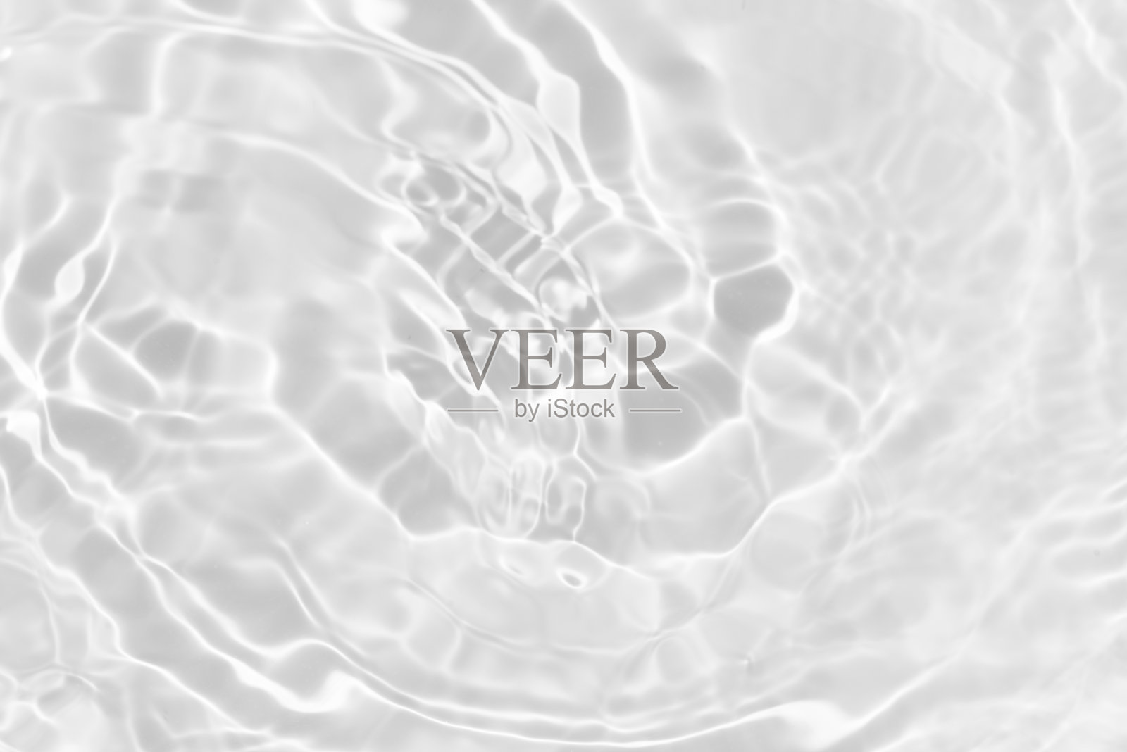 蓝蓝的水面上泛起涟漪。散焦模糊透明蓝色透明平静水面纹理与飞溅和气泡。水波与闪亮的图案纹理背景。照片摄影图片