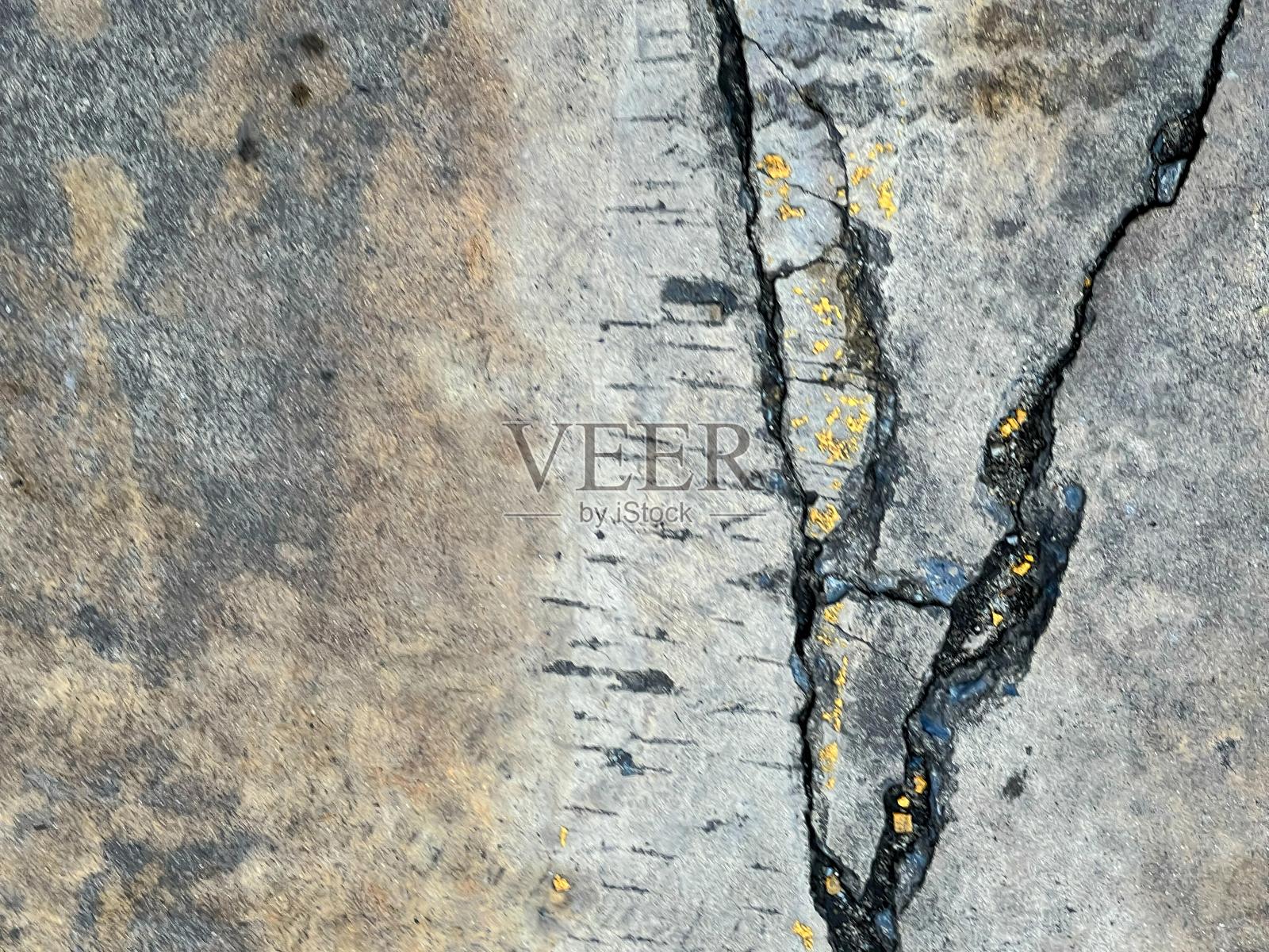 一堵混凝土墙的照片，墙上挂着一把尺子。照片摄影图片