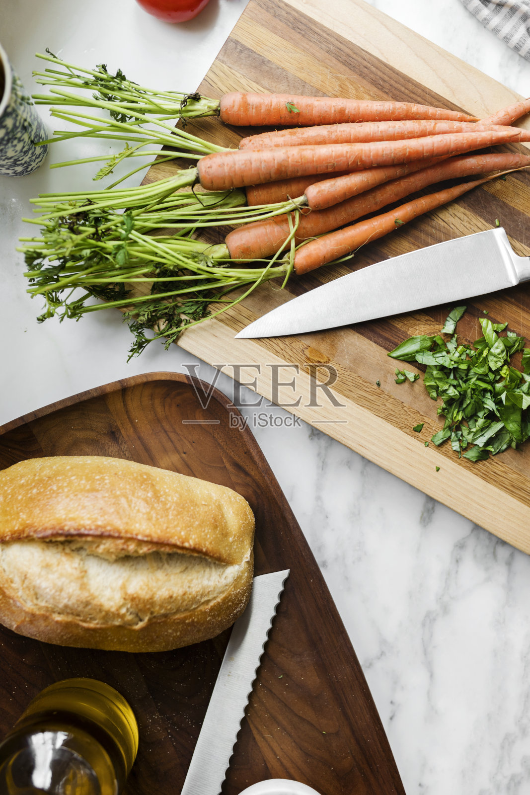 酸面包和胡萝卜放在砧板上照片摄影图片