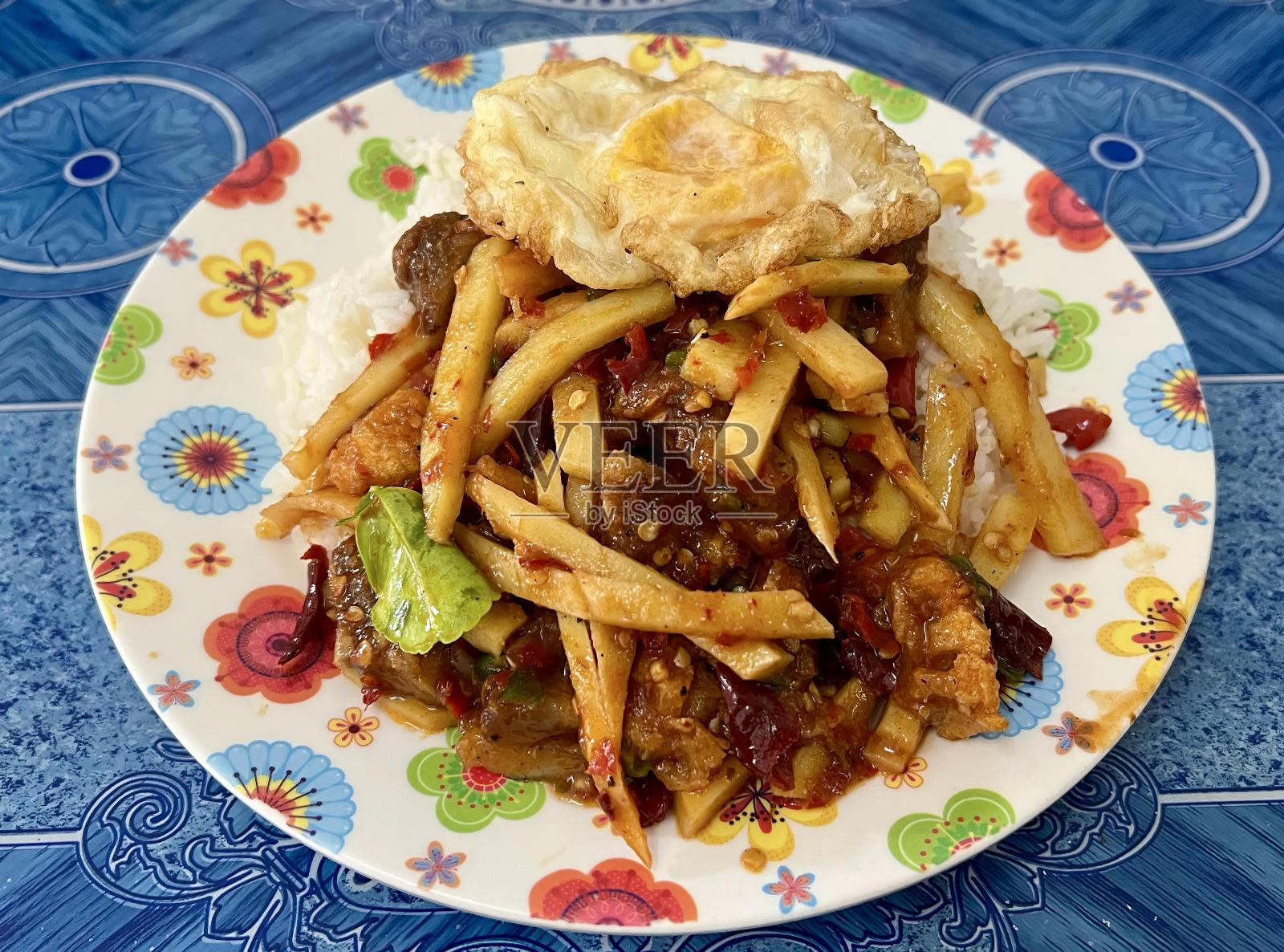 一盘食物的照片，里面有三明治和薯条。照片摄影图片