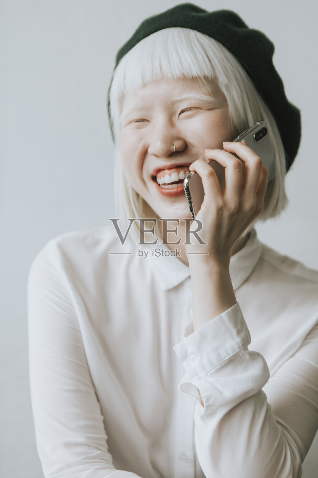 又酷又时髦的白化病女孩在打电话照片摄影图片