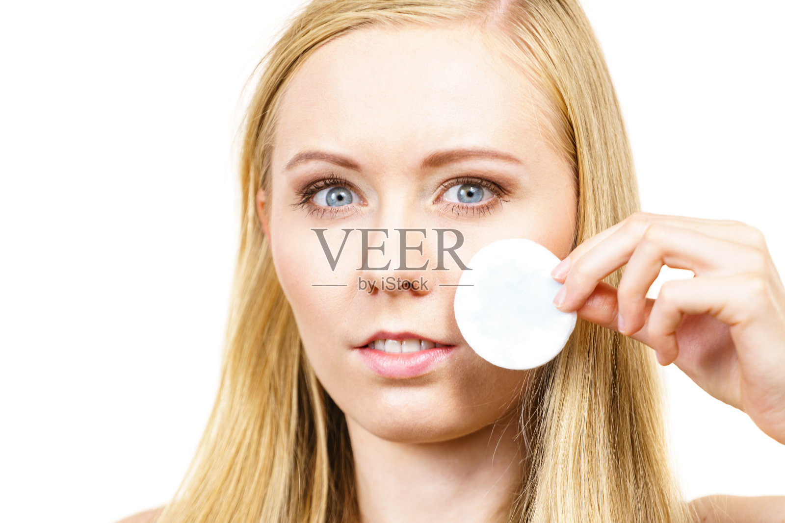 妇女用化妆棉清洁面部皮肤照片摄影图片