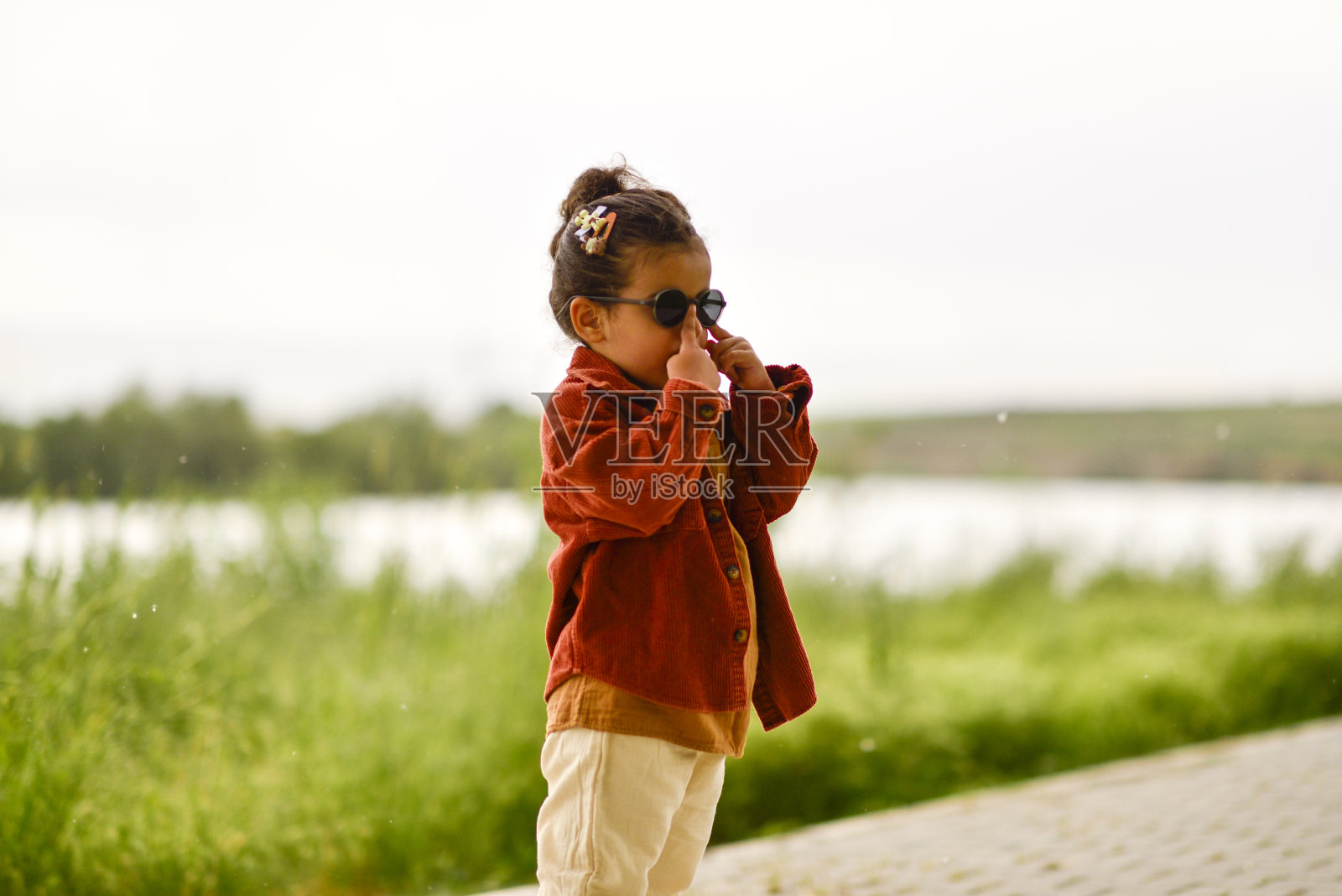 美丽可爱的小女孩的公园之旅照片摄影图片