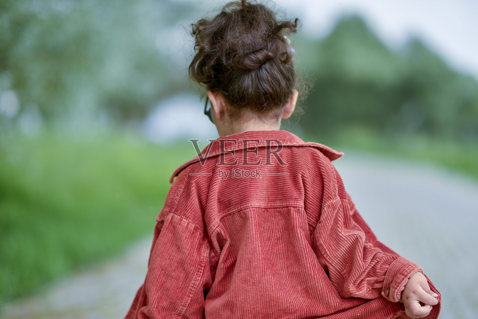 美丽可爱的小女孩的公园之旅照片摄影图片