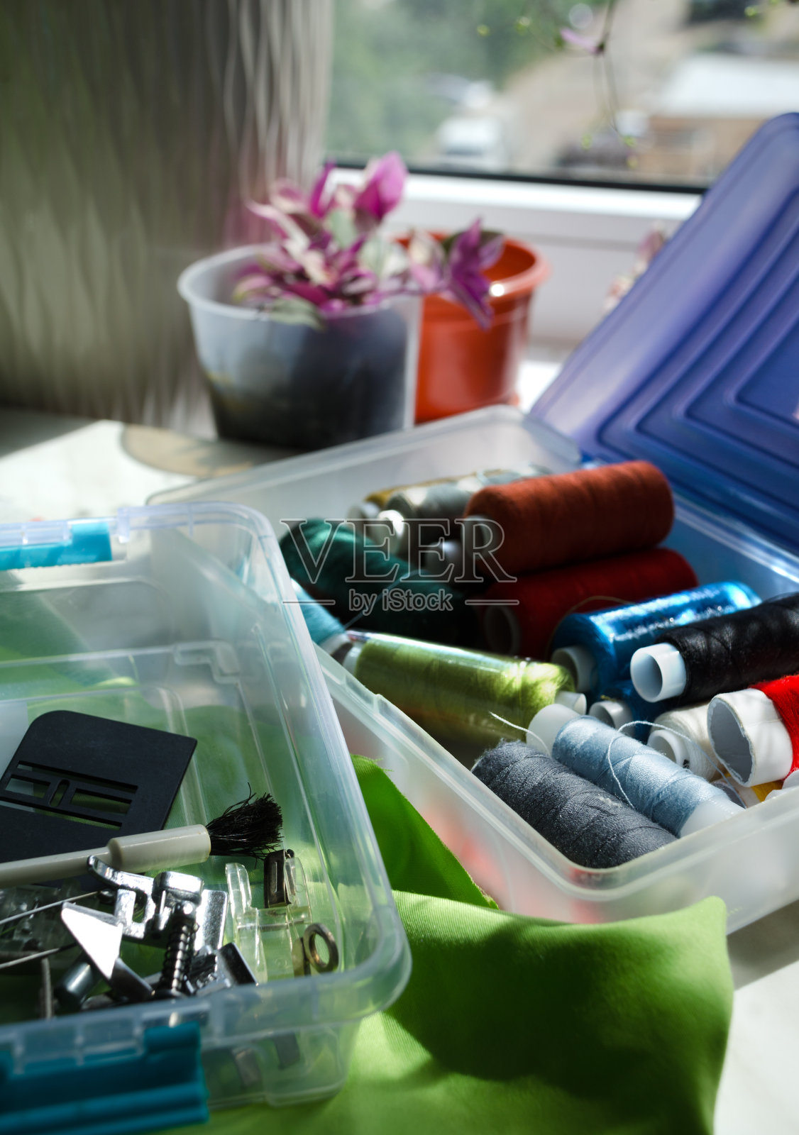 针线活特写配件。缝纫机部件及缝纫线。照片摄影图片