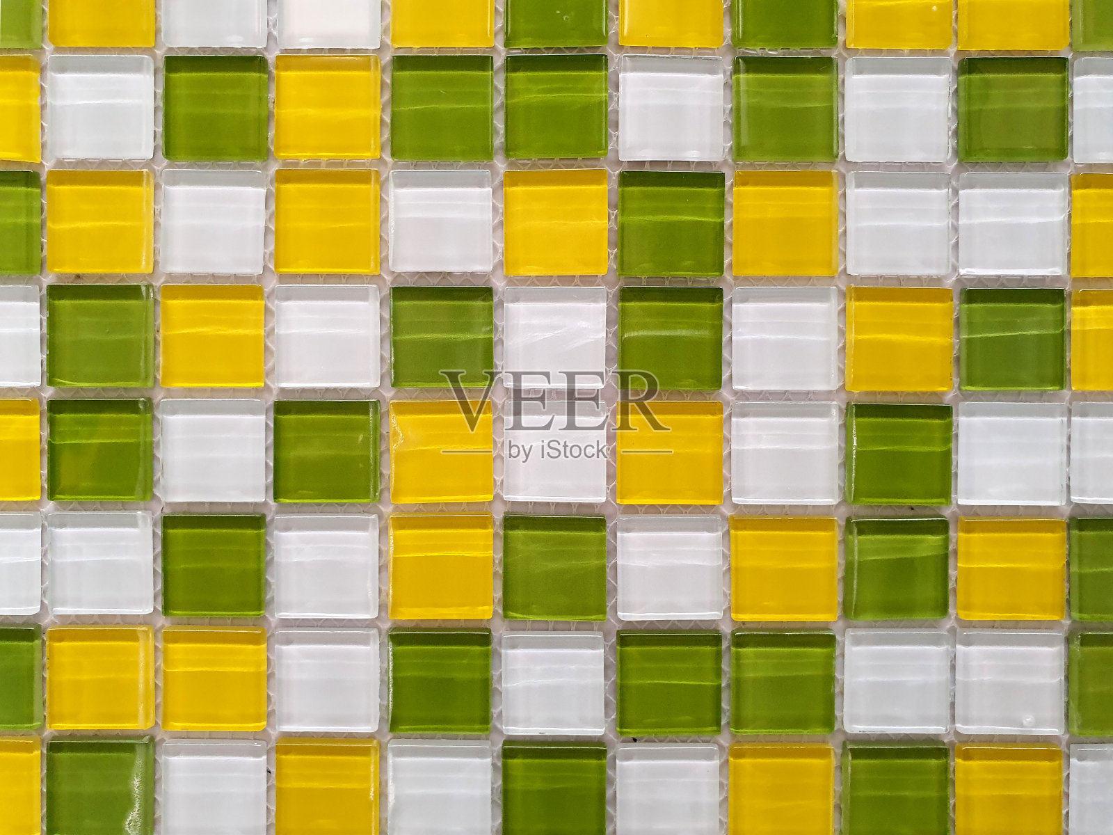 墙壁或地板用五颜六色的瓷砖装饰。照片摄影图片