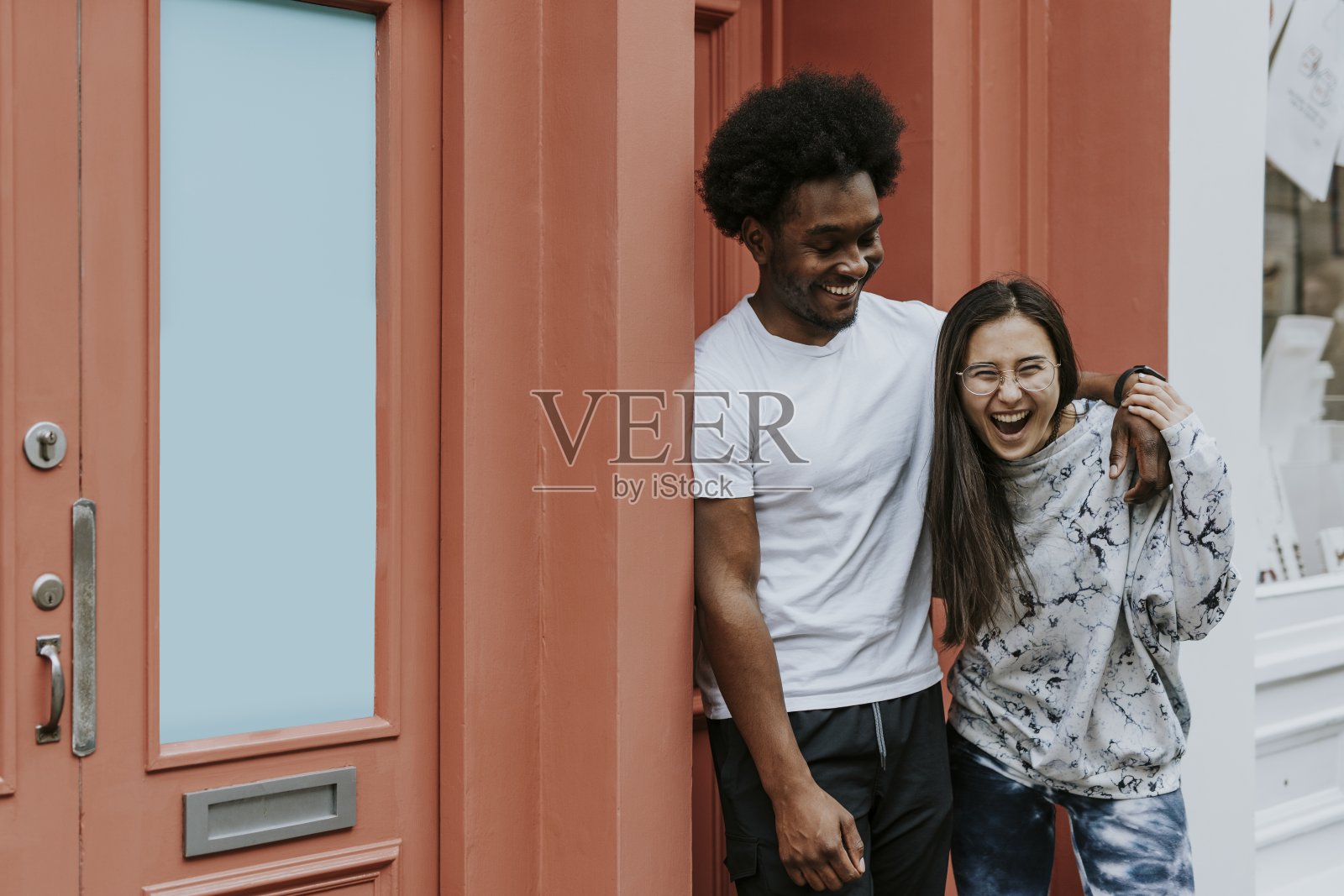 可爱的多元化情侣在城市里闲逛照片摄影图片