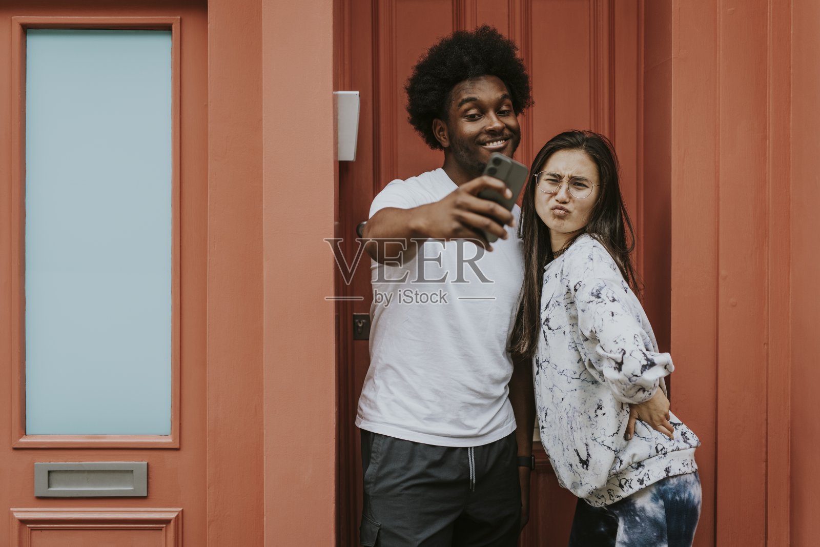 可爱的情侣在约会时自拍照片摄影图片