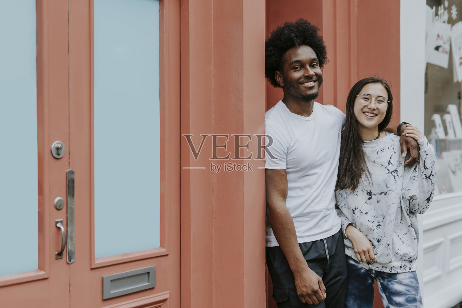 可爱的多元化情侣在约会照片摄影图片