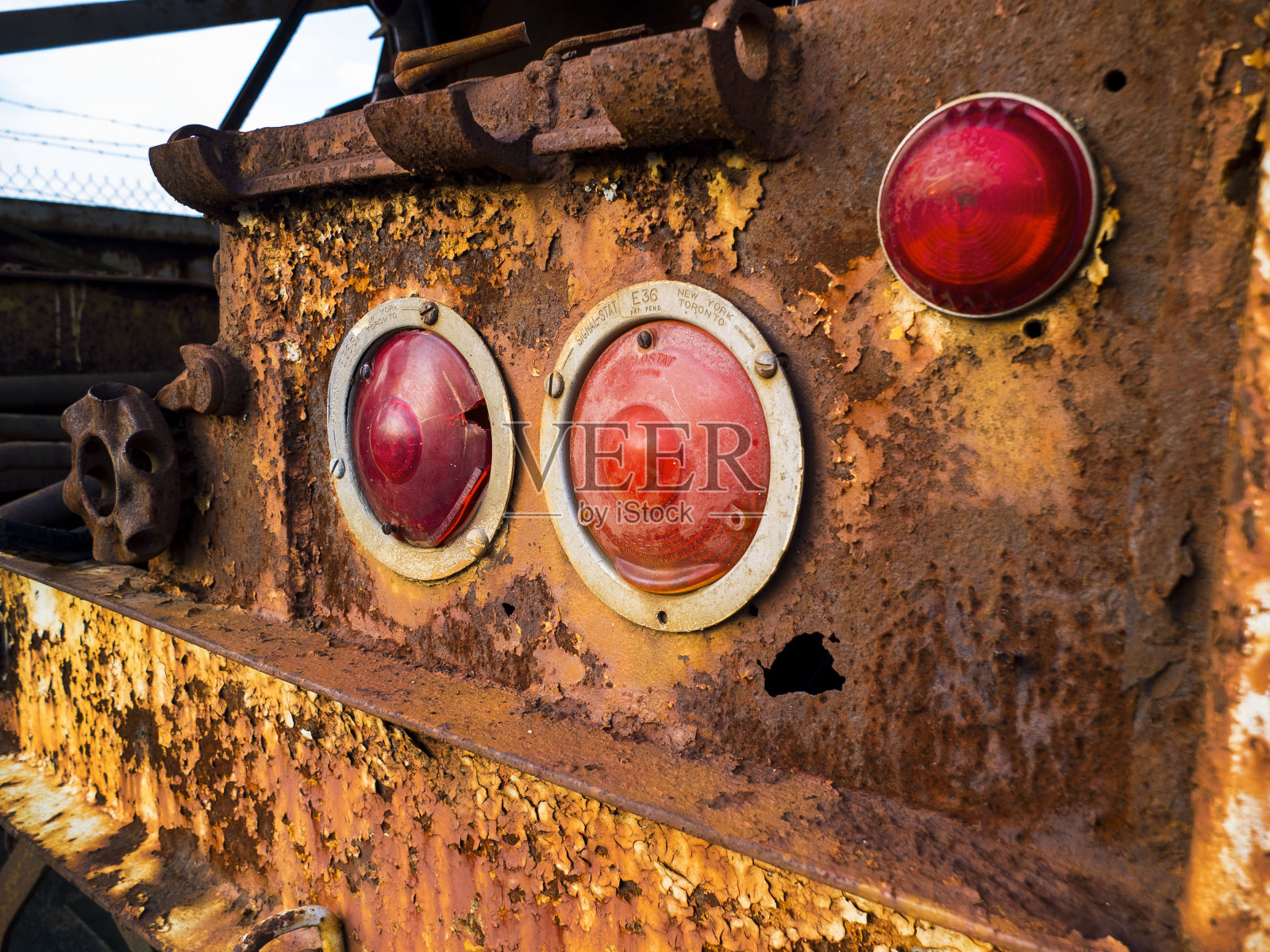 锈迹斑斑的老式卡车尾部照片摄影图片