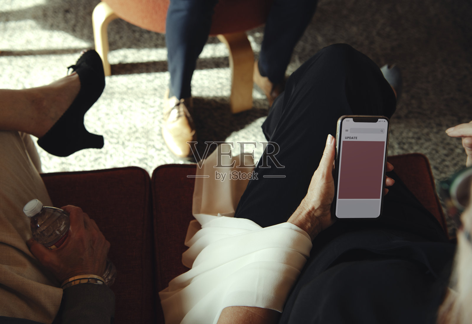 手持智能手机模型照片摄影图片