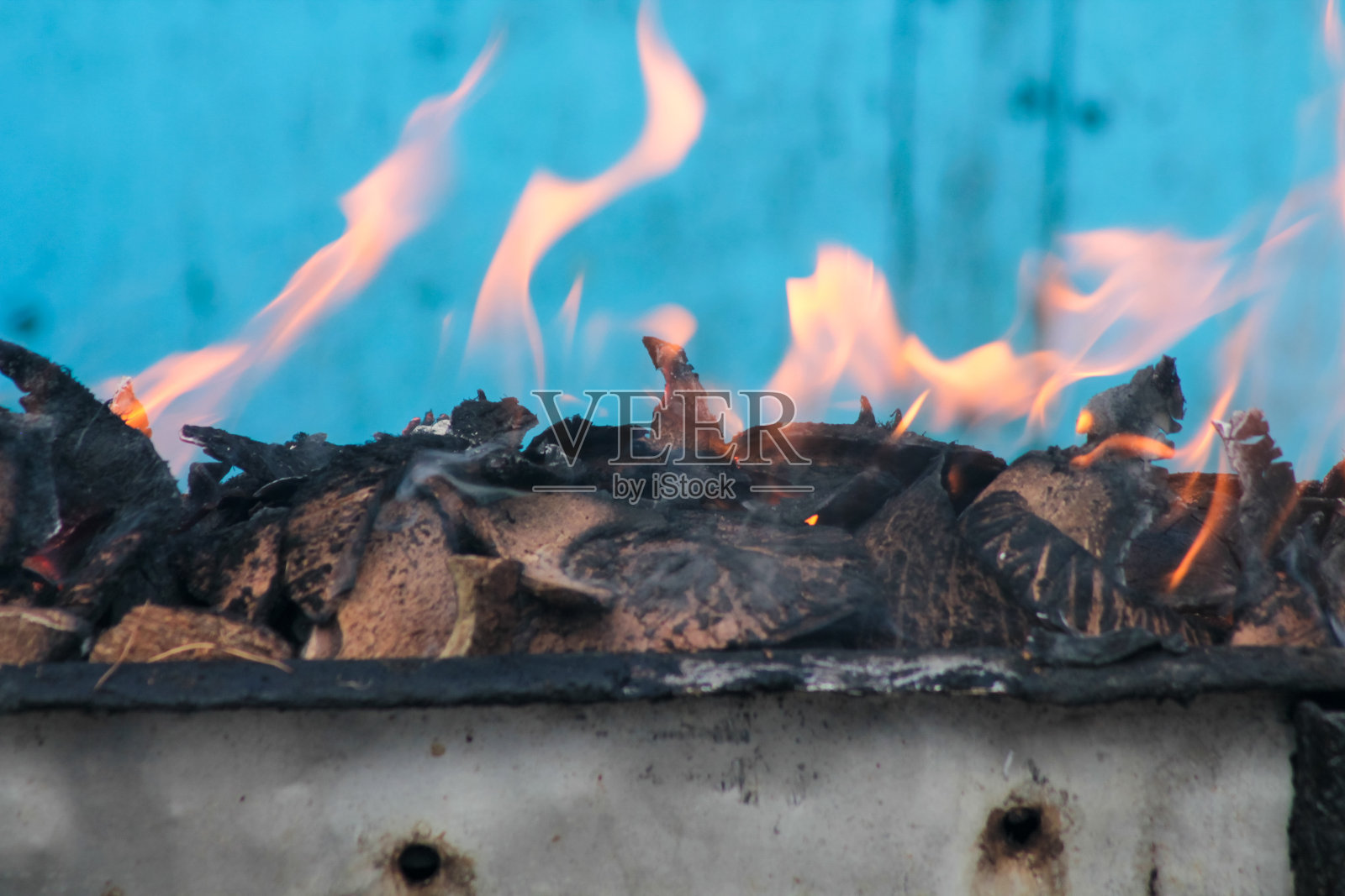 用木炭烧沙茶或肉。热照片摄影图片