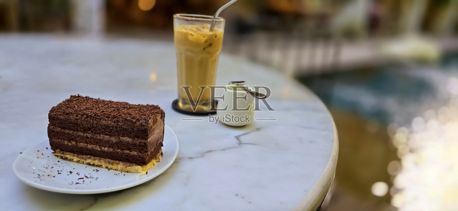 自制巧克力层叠蛋糕，里面有奶油层，上面有丰富的巧克力屑，巧克力蛋糕，是烹饪食谱多媒体内容的理想选择照片摄影图片