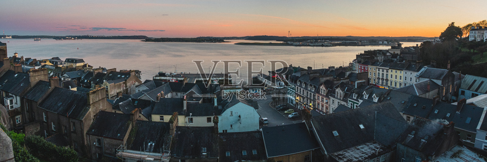 爱尔兰Cobh的屋顶和海湾照片摄影图片