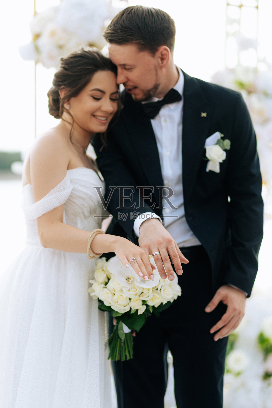 新婚夫妇在码头举行的婚礼照片摄影图片