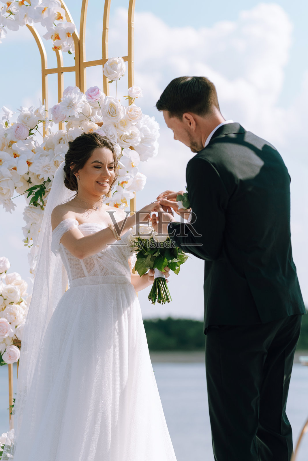 新婚夫妇在码头举行的婚礼照片摄影图片