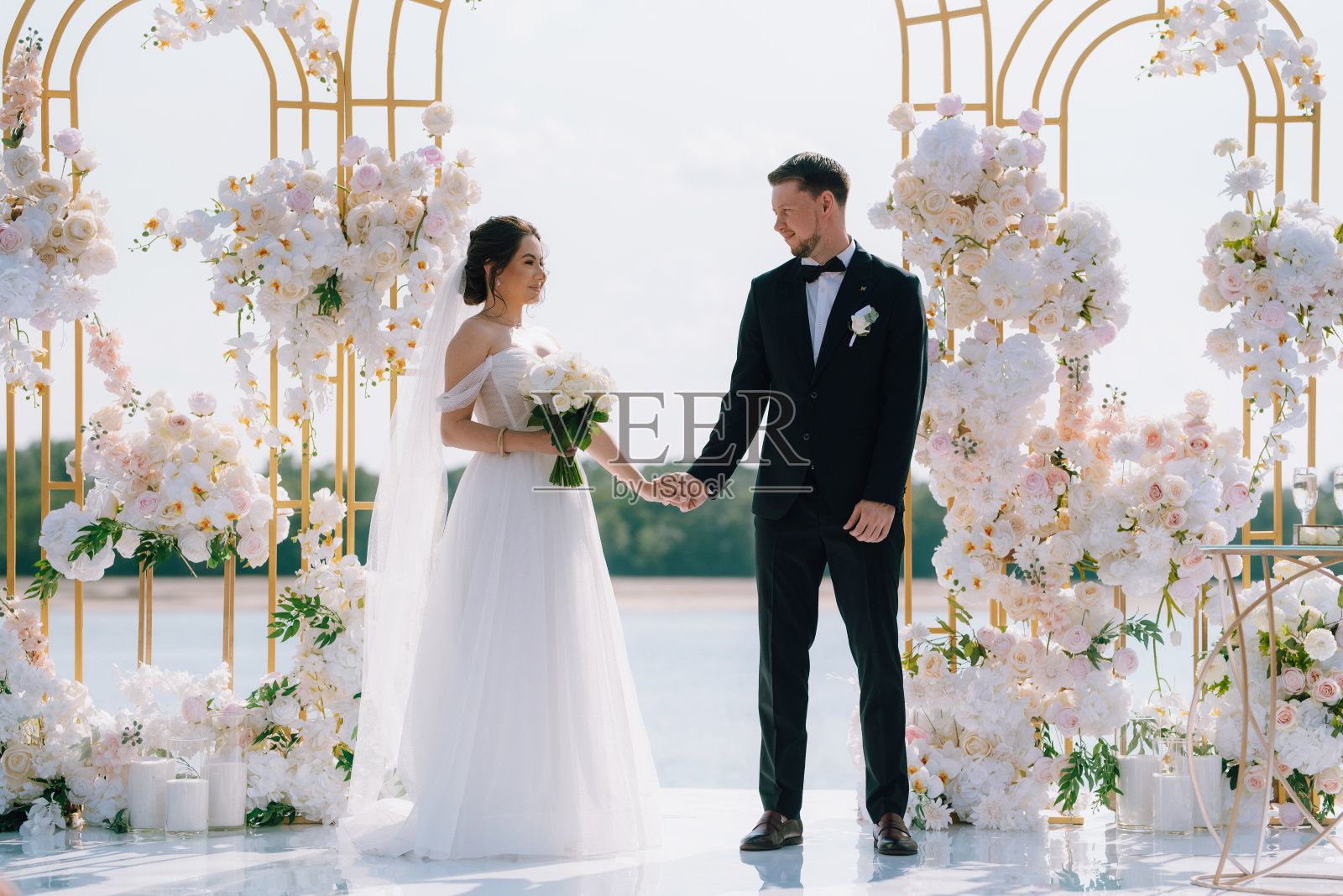 新婚夫妇在码头举行的婚礼照片摄影图片