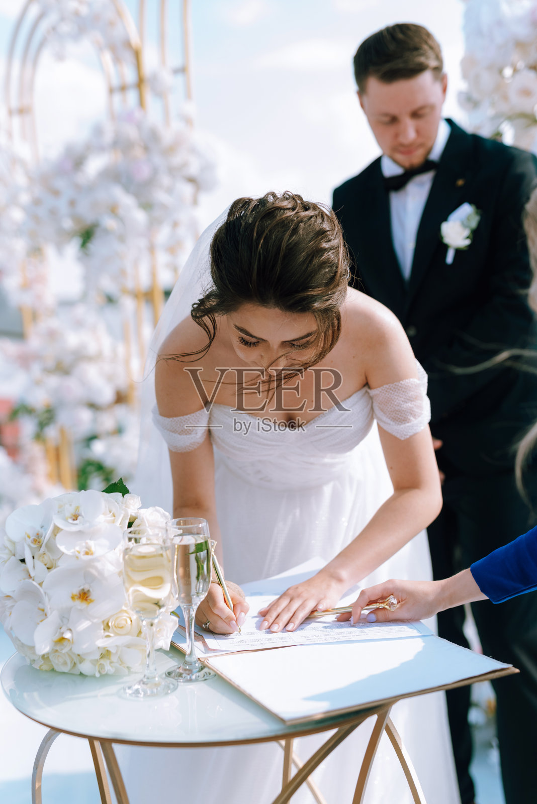 新婚夫妇在码头举行的婚礼照片摄影图片