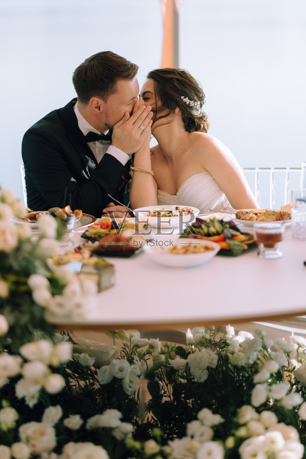 这对新婚夫妇在主席团的肖像照片摄影图片