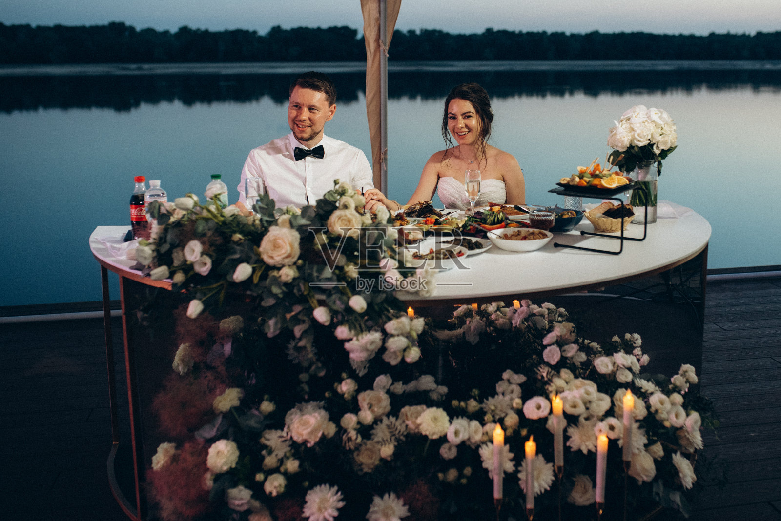 这对新婚夫妇的肖像照片摄影图片