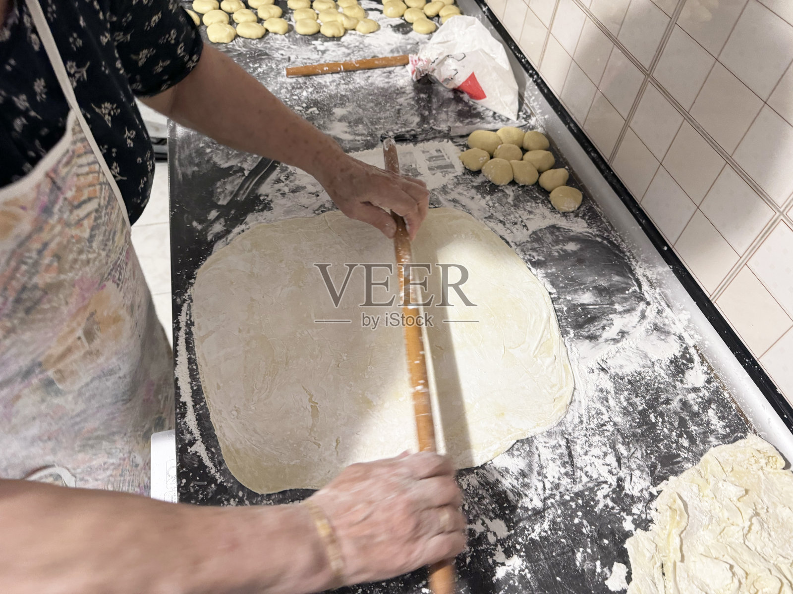 铺上面团照片摄影图片