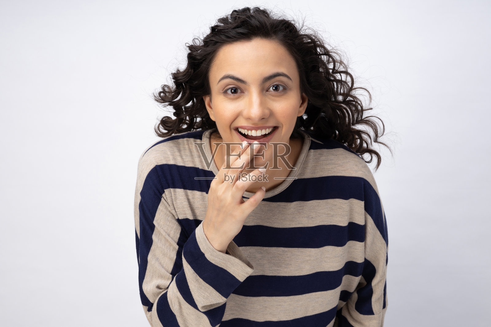 年轻女子的肖像穿着时髦的智能休闲服装孤立在白色背景股票照片照片摄影图片