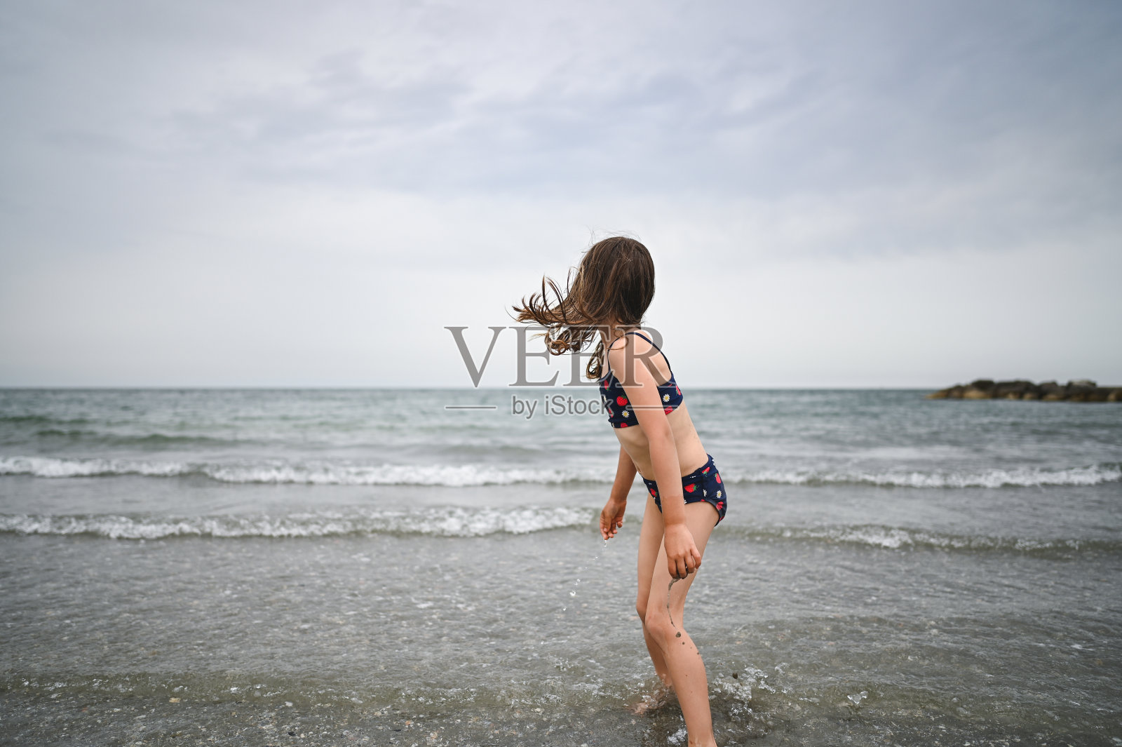 孩子在沙滩上玩耍。照片摄影图片