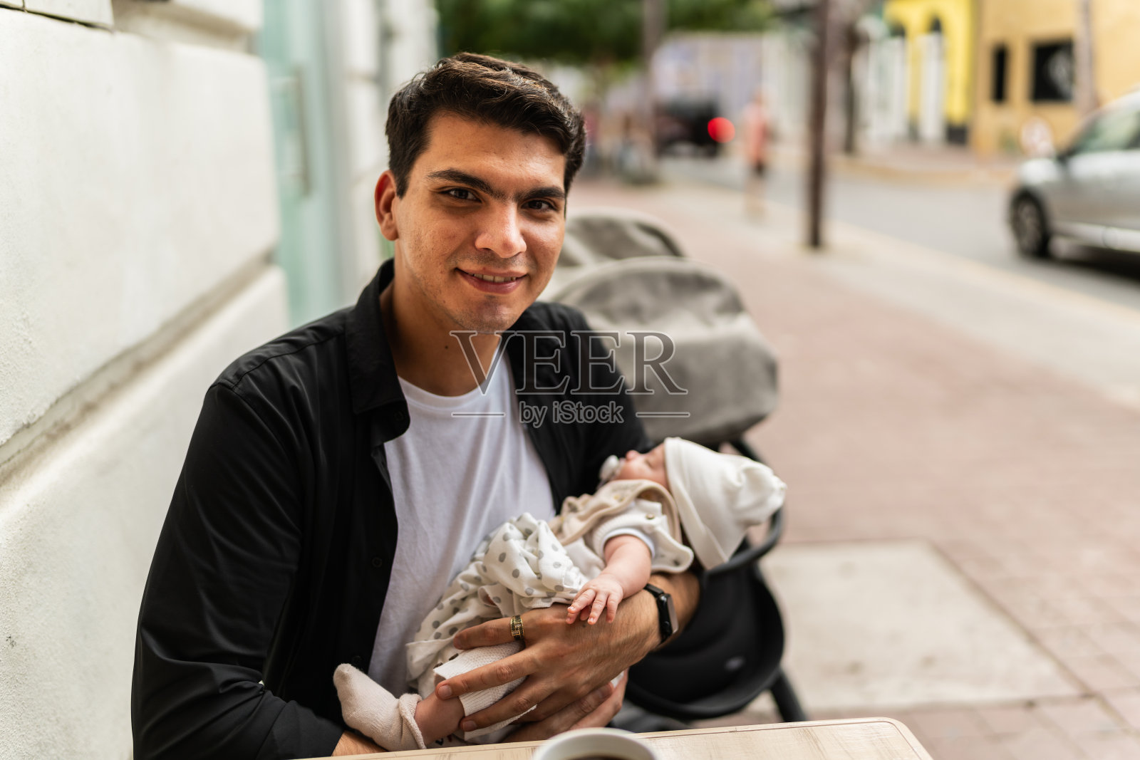 一对父子在餐厅的照片照片摄影图片