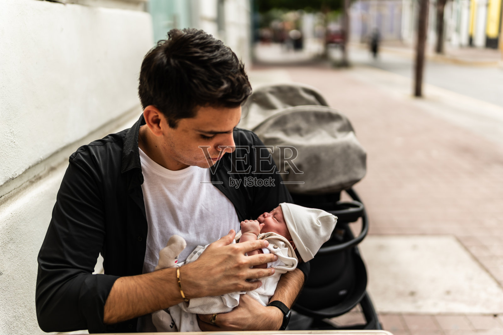 父亲在户外照顾儿子照片摄影图片