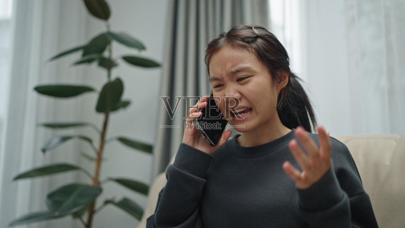 青少年沮丧地打电话。照片摄影图片