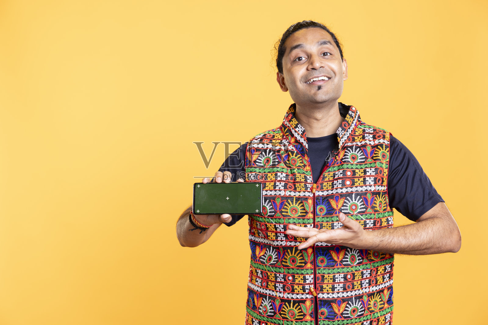 一个快乐的人正在为互联网科技频道审查智能手机的模型照片摄影图片