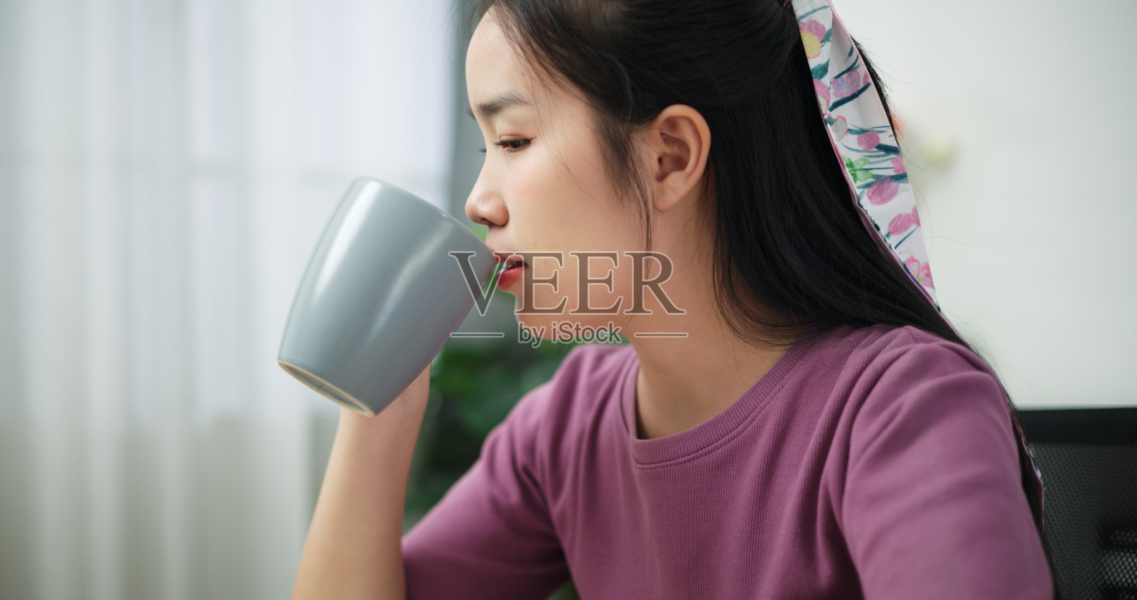 商务女性正在家里用笔记本电脑开会视频通话。照片摄影图片