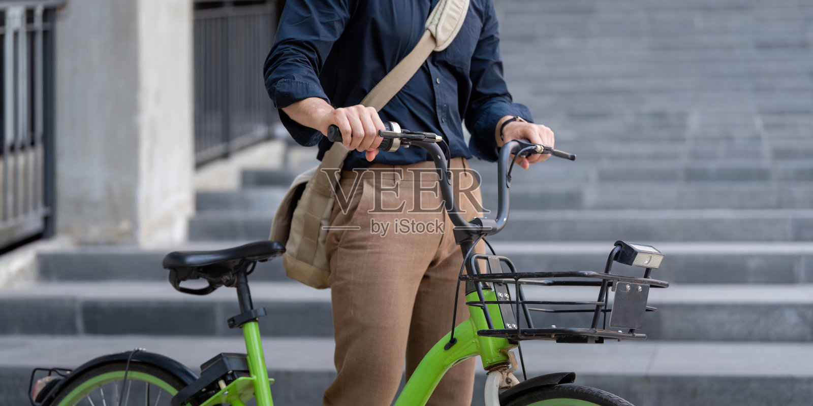 商人骑自行车上下班:环保交通，可持续城市生活方式，绿色通勤解决方案照片摄影图片