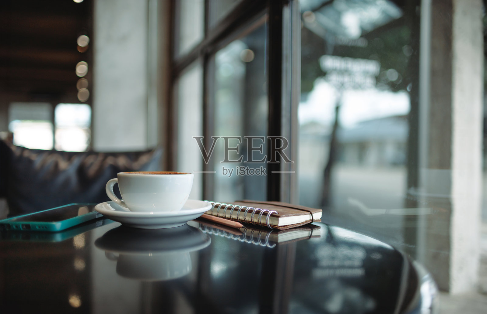 在咖啡馆喝杯咖啡放松一下照片摄影图片