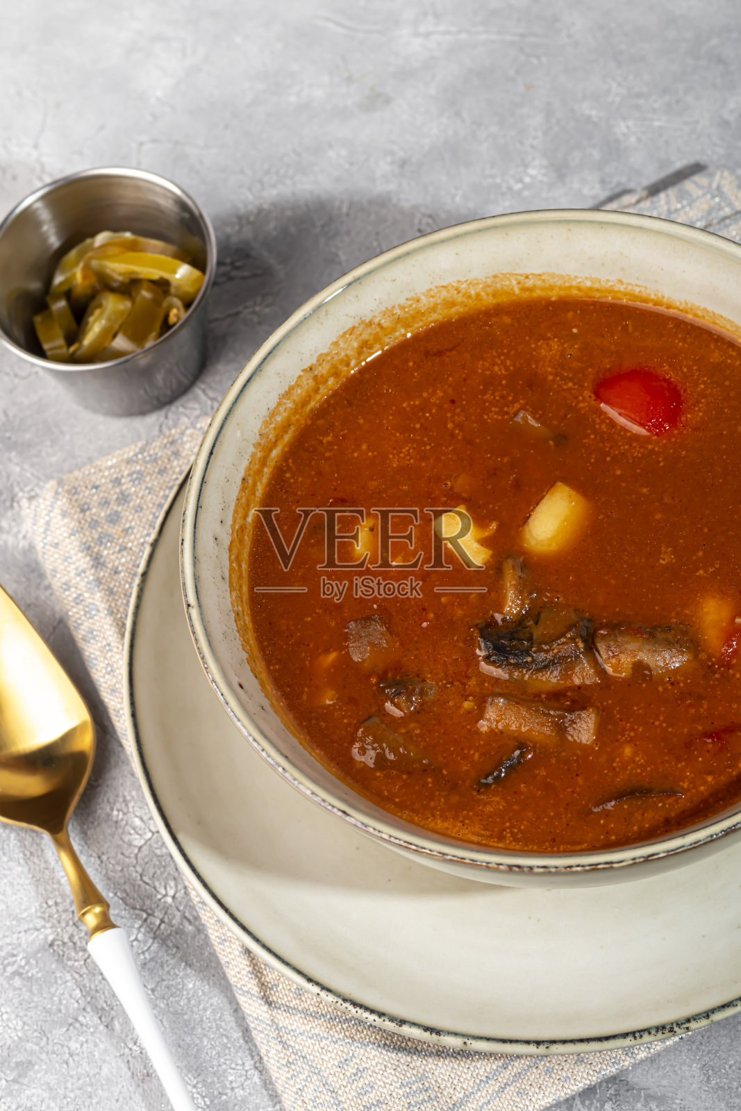 冬阴海鲜汤，附近加了刺山柑。照片摄影图片