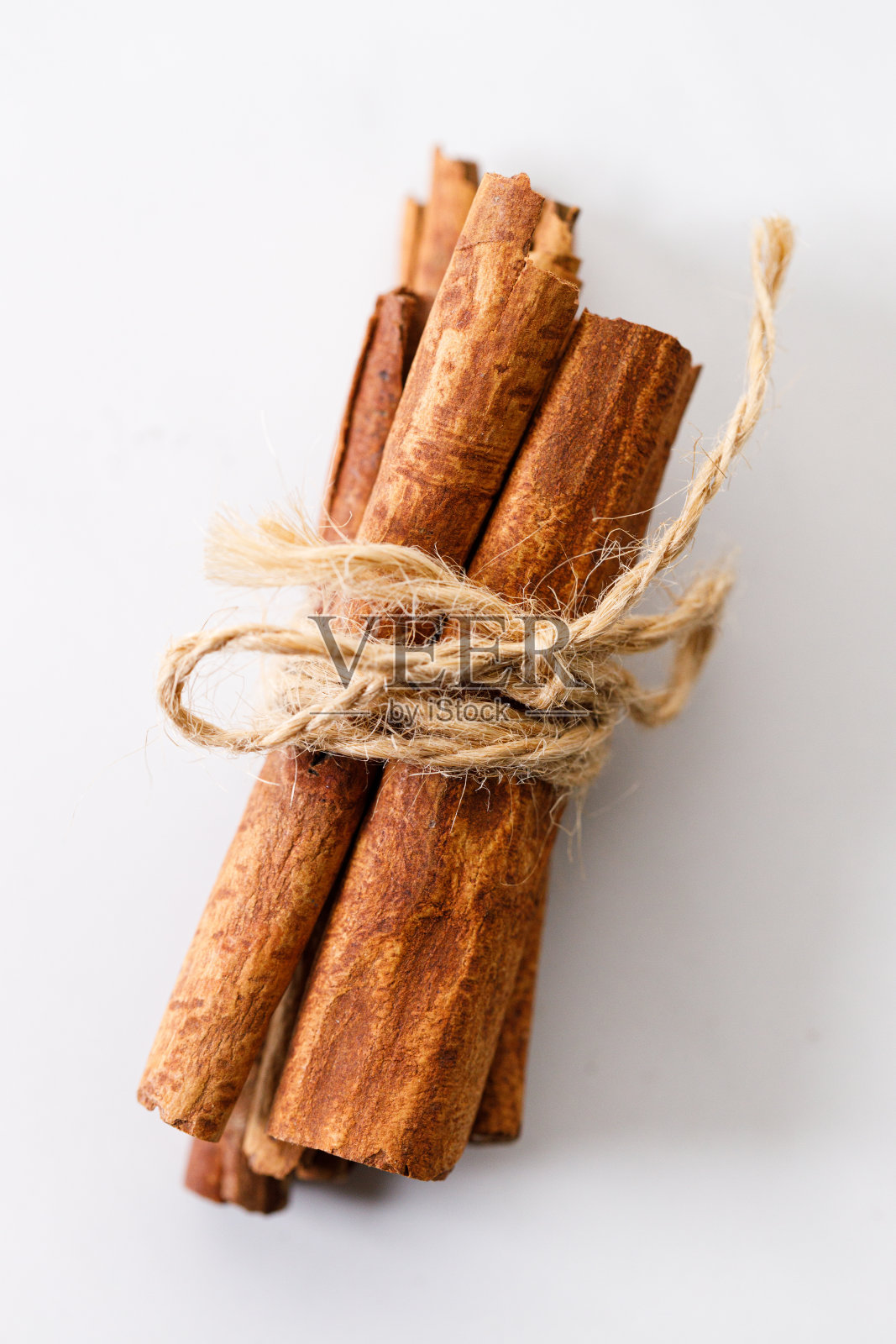 肉桂棒干树皮香料在白色的桌子背景。有选择性的重点。照片摄影图片