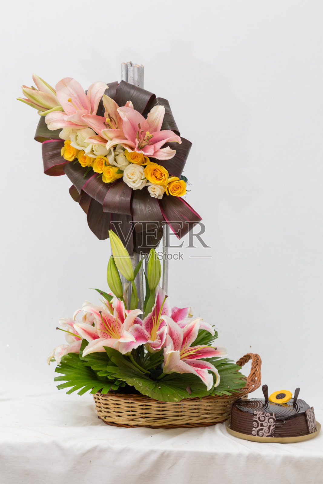 桌上放着花篮和蛋糕照片摄影图片