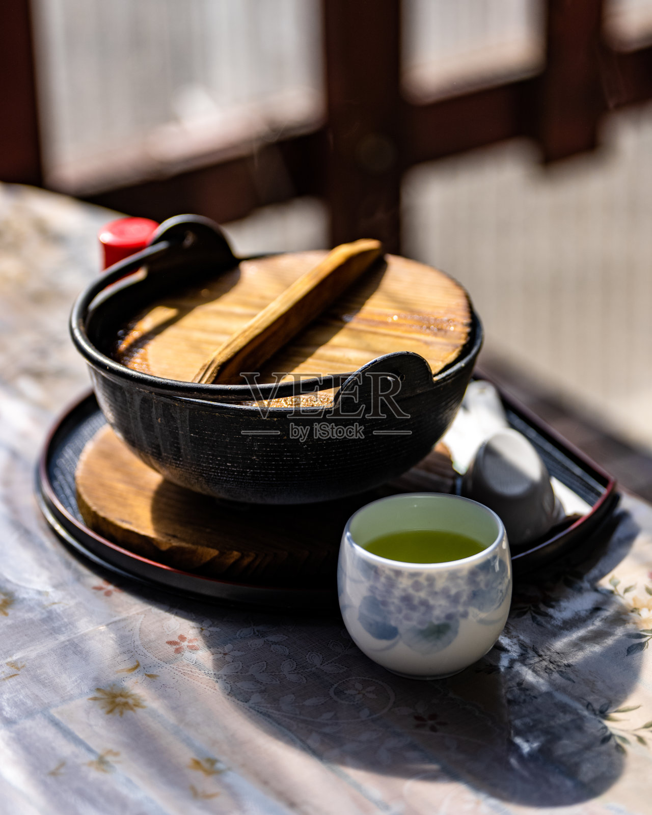 在日本藤川口町的一家户外餐厅里，传统风格的日本茶和汤。照片摄影图片