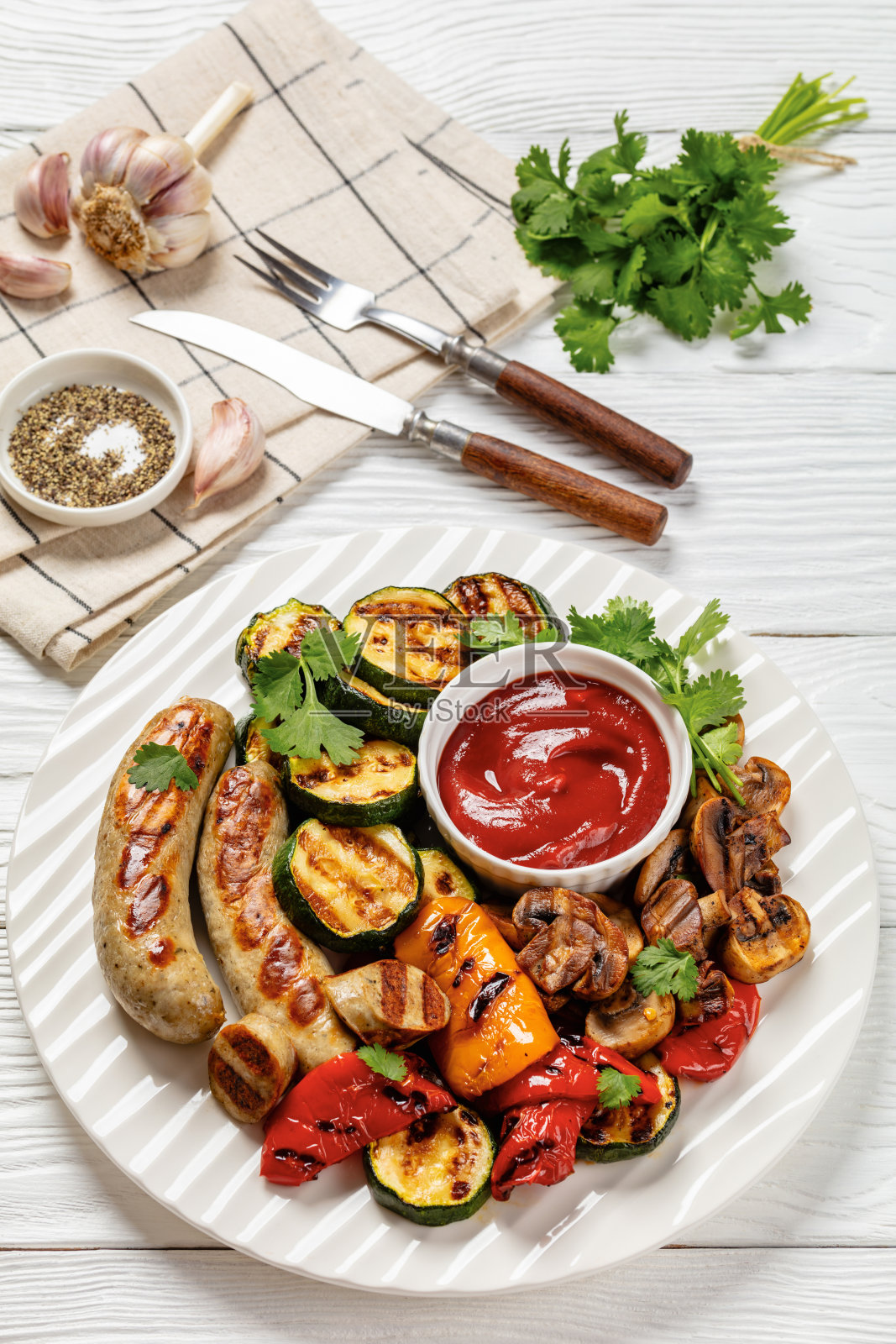 烤白香肠配蔬菜和蘑菇照片摄影图片